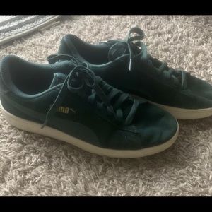 PUMA classic Suede sneakers. Hunter green with gold print. M SZ 9